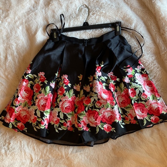 Gorgeous Floral 2-Piece Homecoming Top and Skirt, Size XS-S *ONLY WORN ONCE* - Picture 6 of 9